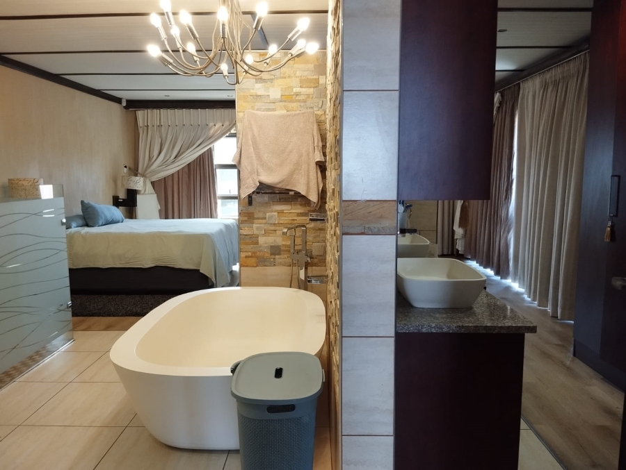 5 Bedroom Property for Sale in Van Der Hoff Park North West